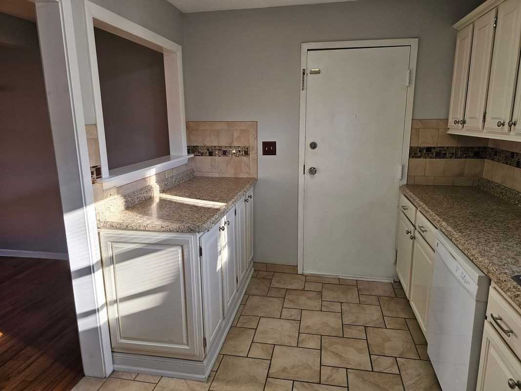 494 Oak Ave - Photo 7 of 18