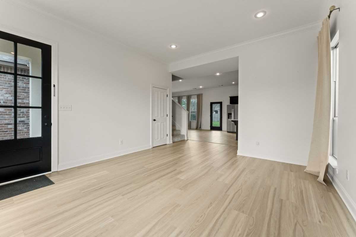 18642 Lake Harbor Ln - Photo 4 of 31