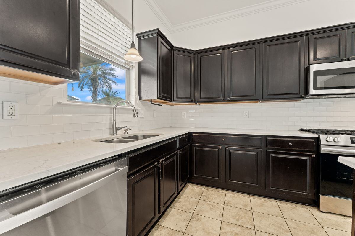 18642 Lake Harbor Ln - Photo 5 of 31