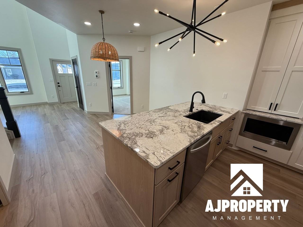 8609 W Shoreline Pl - Photo 4 of 29