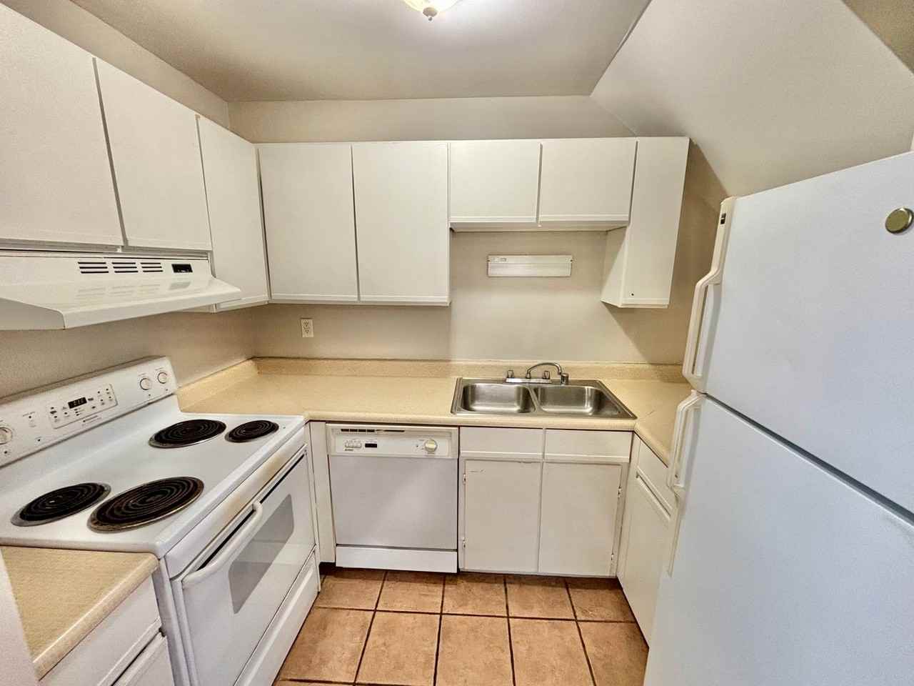 119 E Oak St - Photo 2 of 9