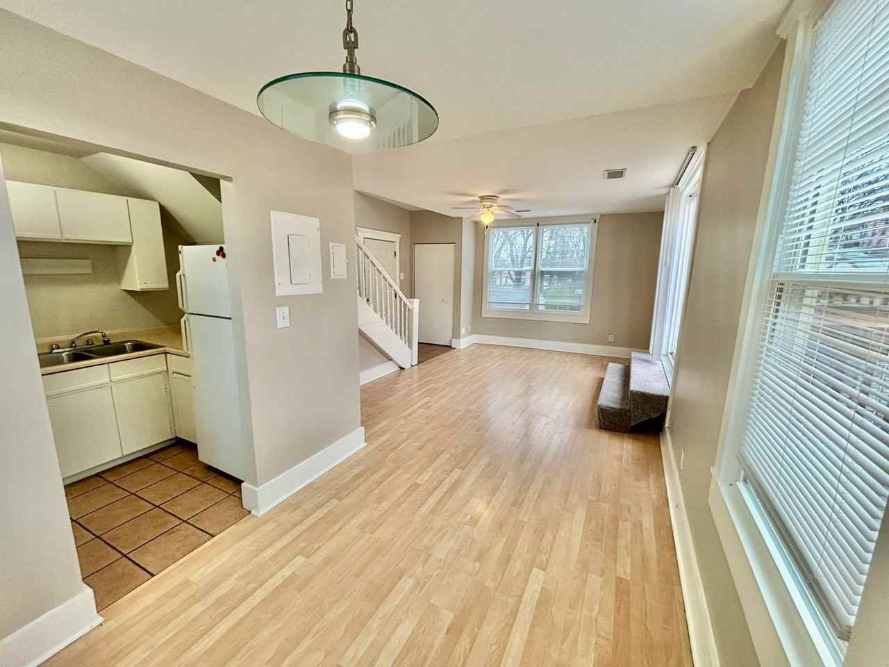 119 E Oak St - Photo 3 of 9