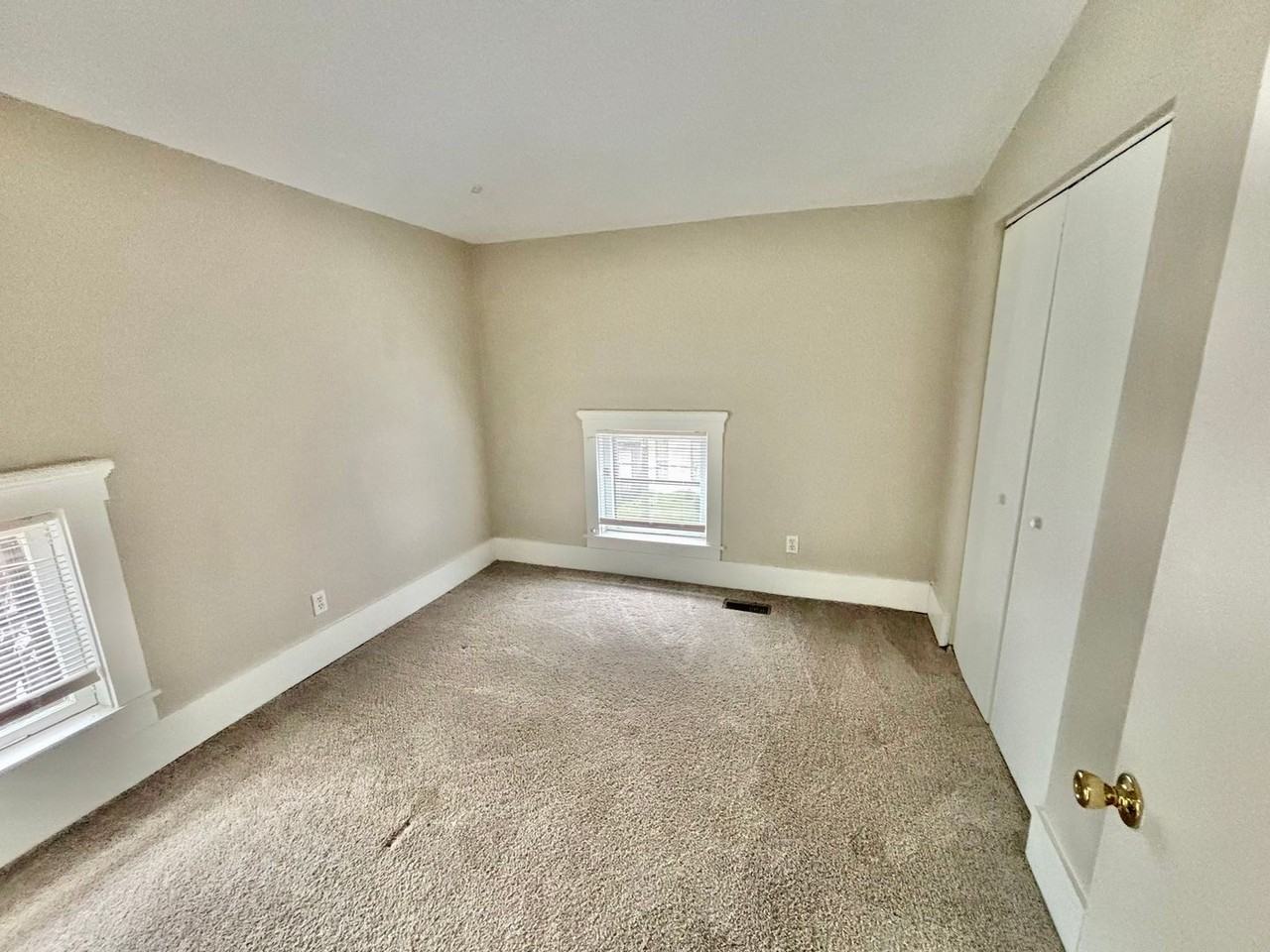 119 E Oak St - Photo 7 of 9