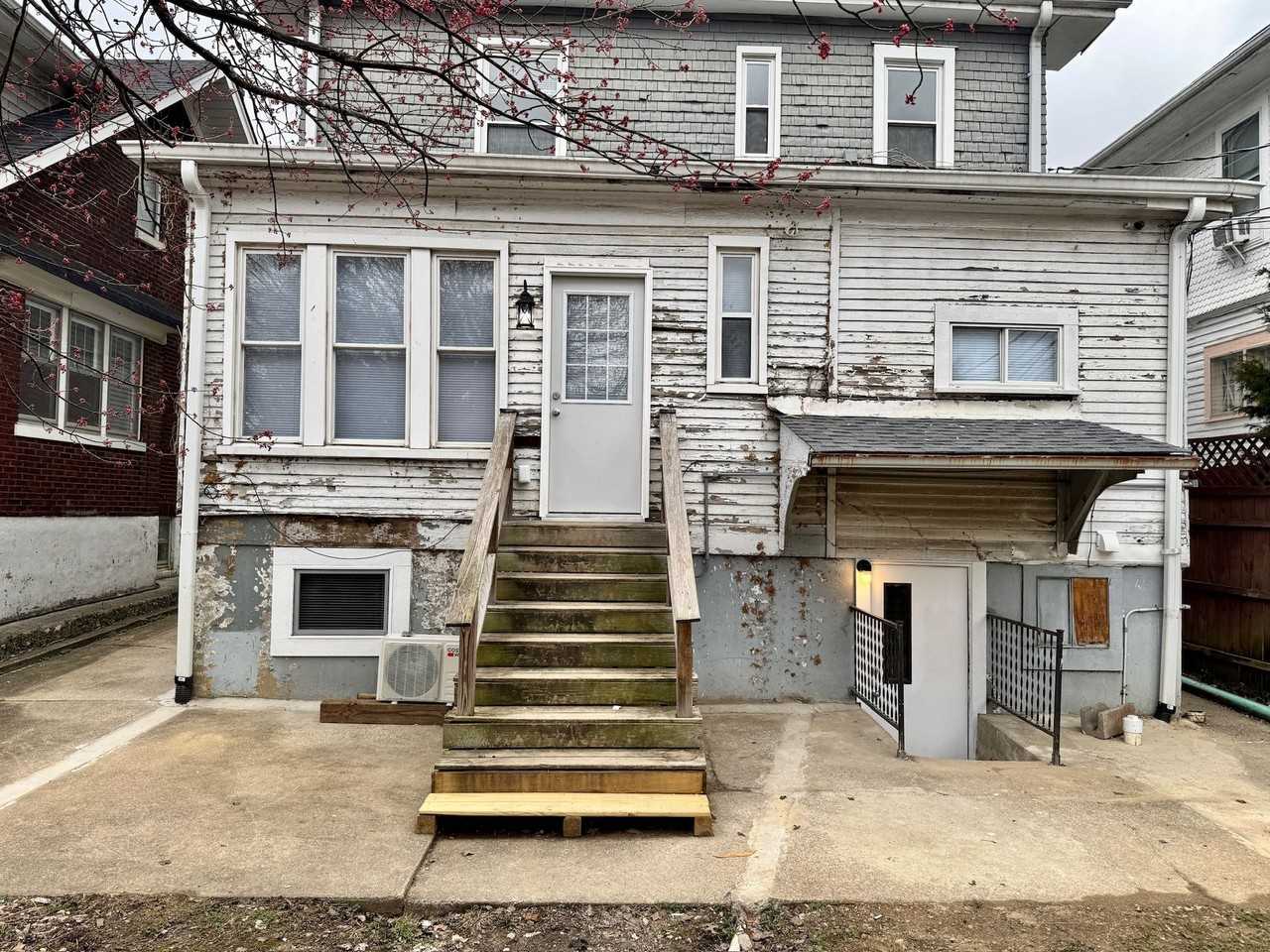 4725 Southern Pkwy #3 - Photo 3 of 10