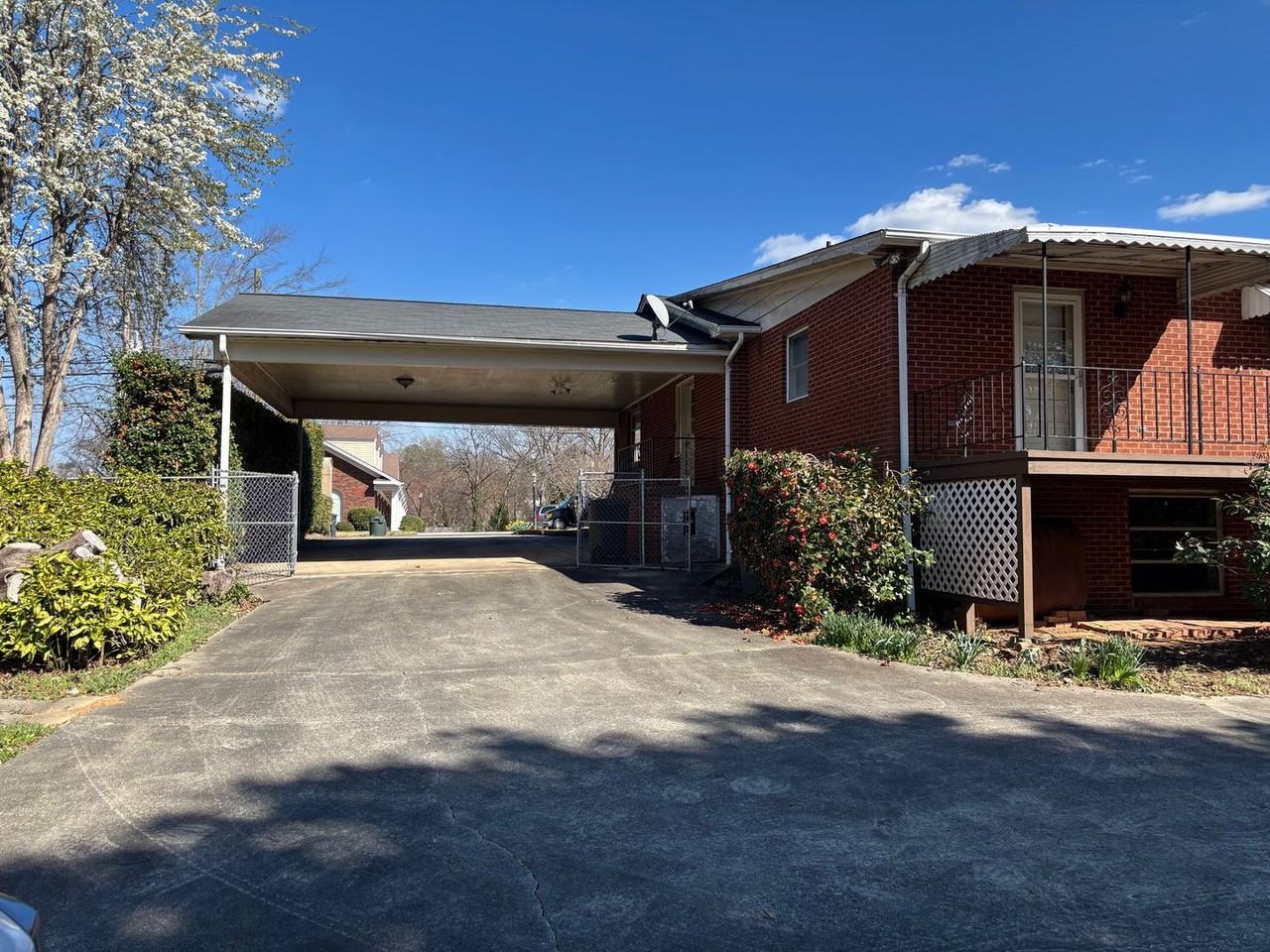 922 S Cox St - Photo 3 of 39