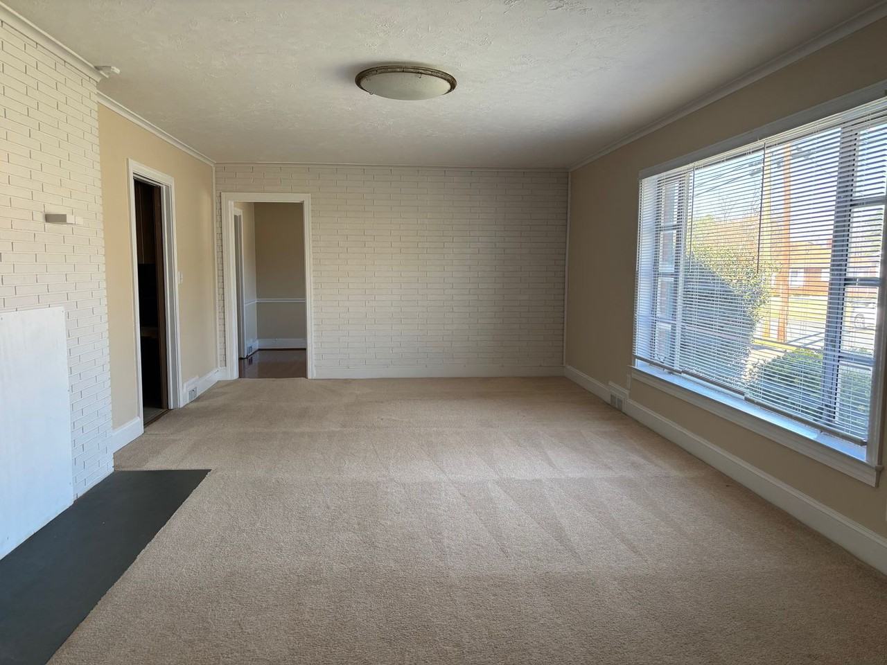 922 S Cox St - Photo 4 of 39