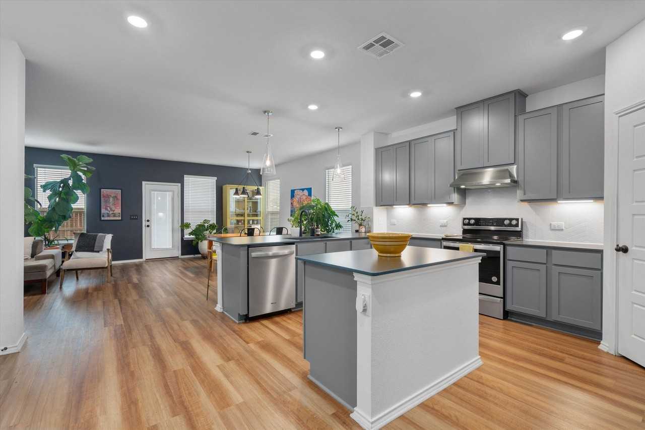 6408 Wagon Spring St - Photo 6 of 36