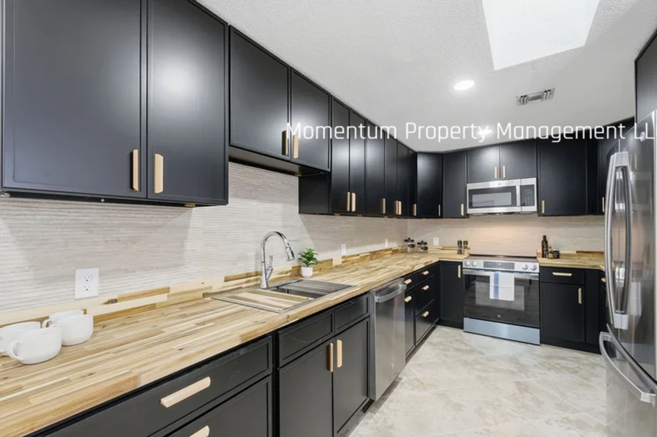 2452 Baywood Dr E - Photo 2 of 20