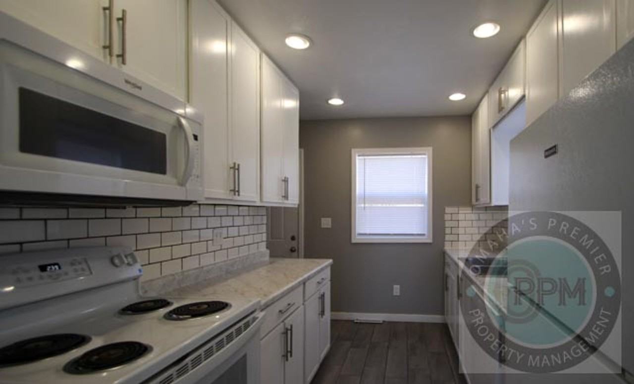 7704 Webster St - Photo 3 of 25