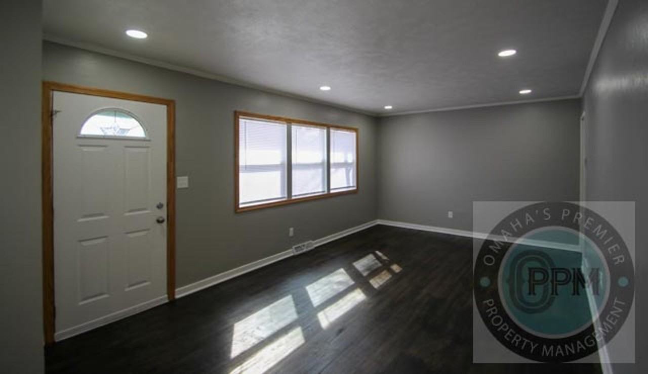 7704 Webster St - Photo 4 of 25