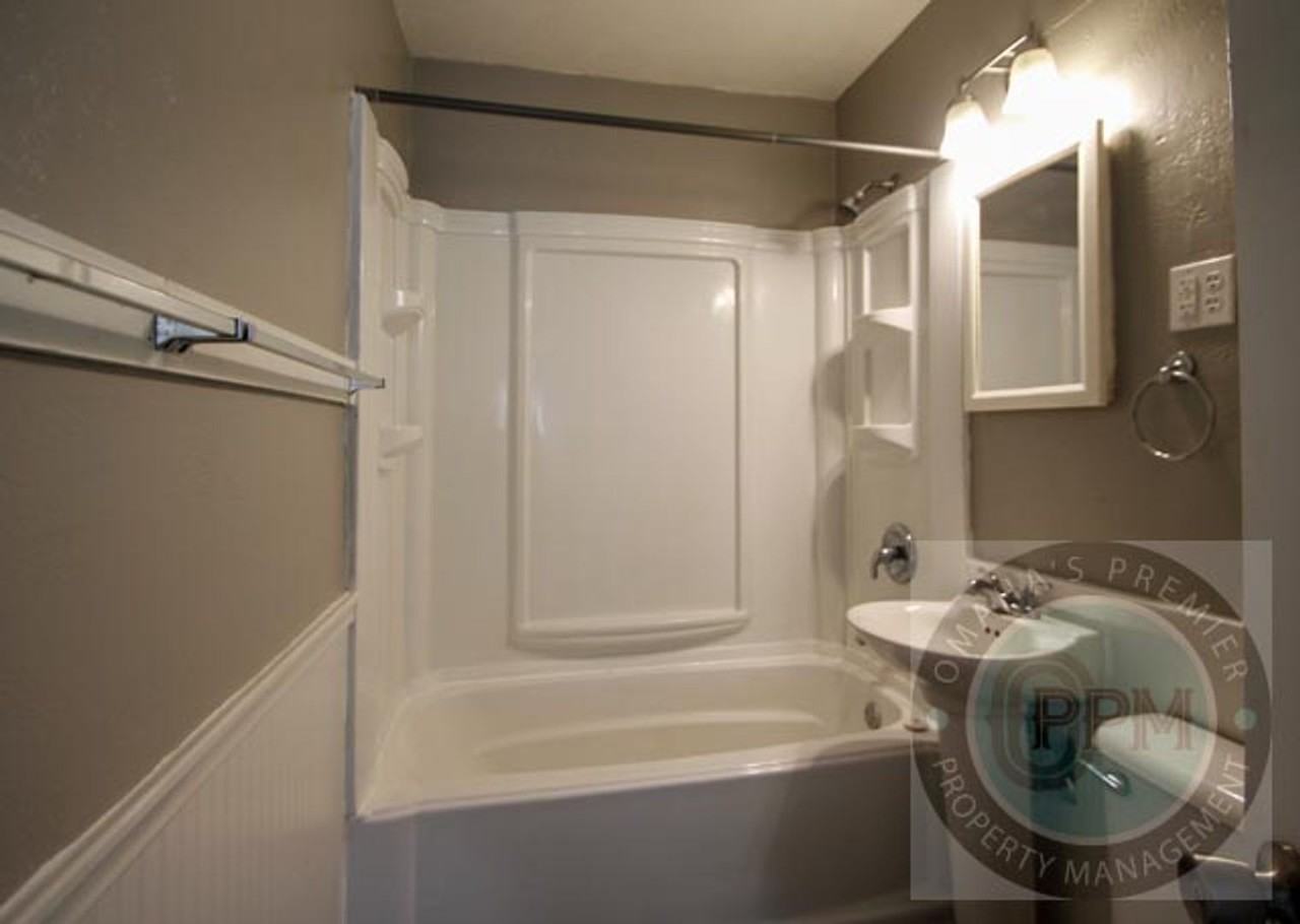 7704 Webster St - Photo 7 of 25