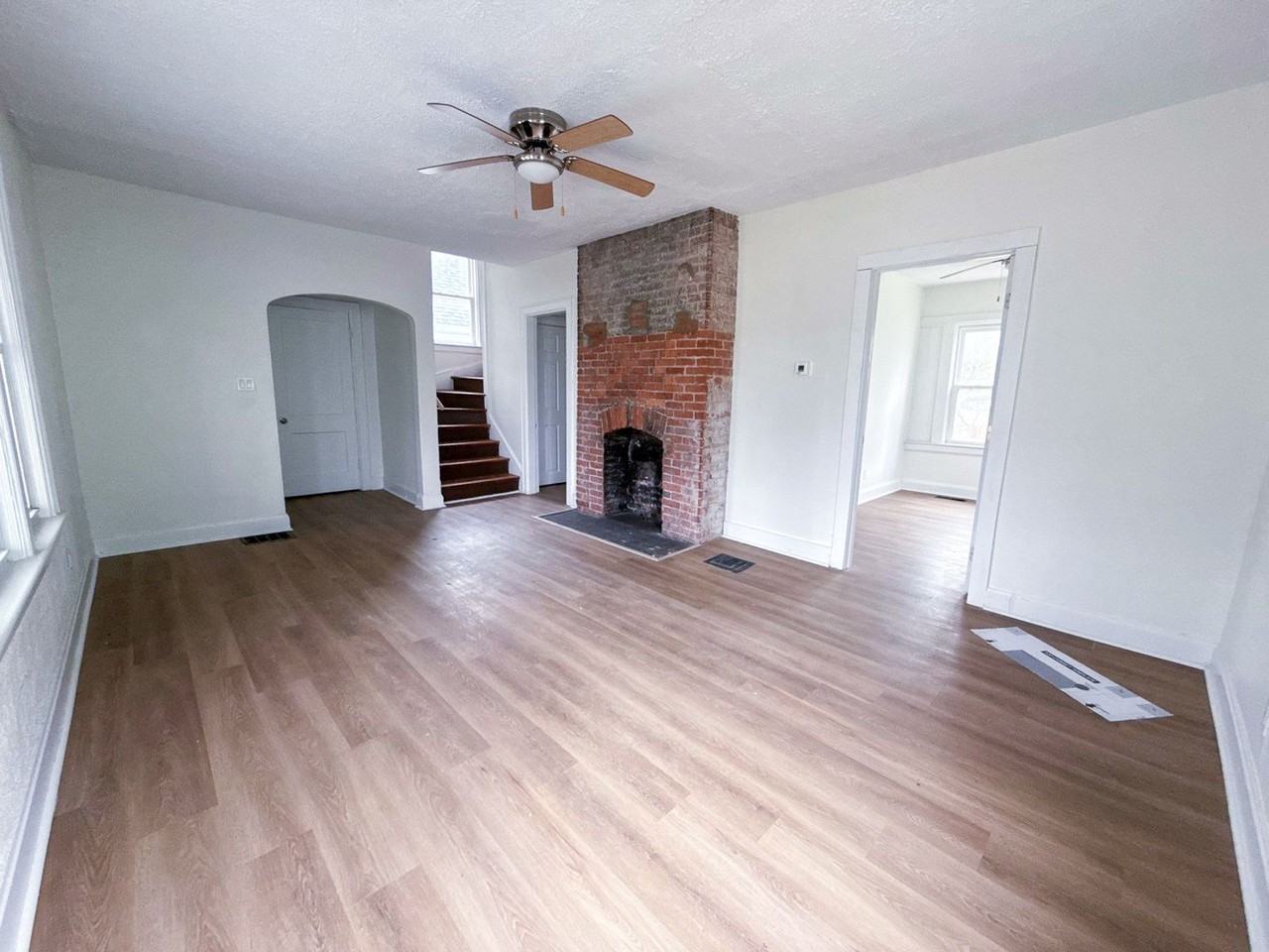 2143 Leonard Ave - Photo 2 of 17