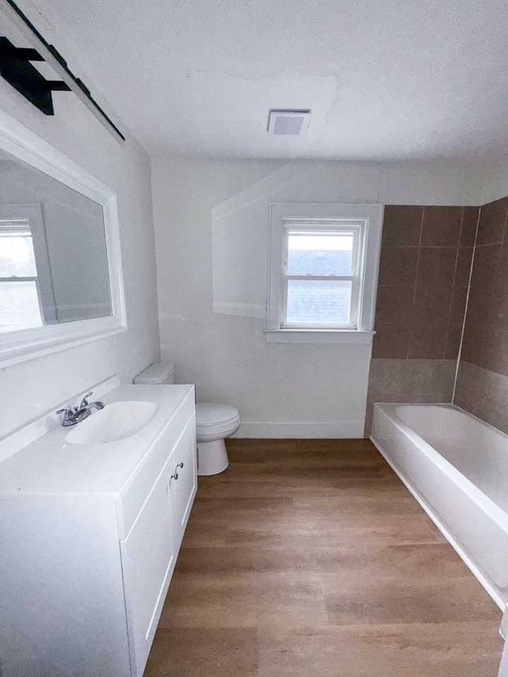 2143 Leonard Ave - Photo 7 of 17