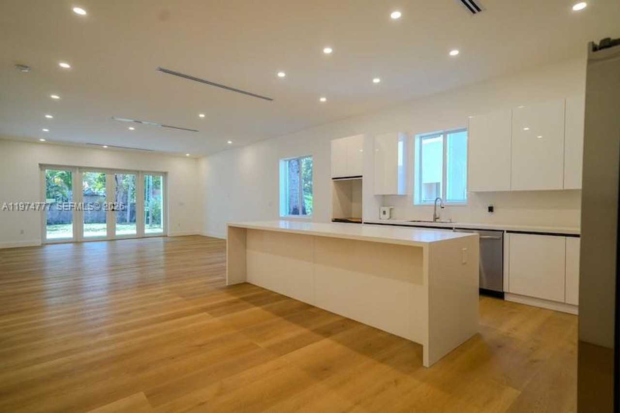 112 Nw 24th Ct - Photo 5 of 20