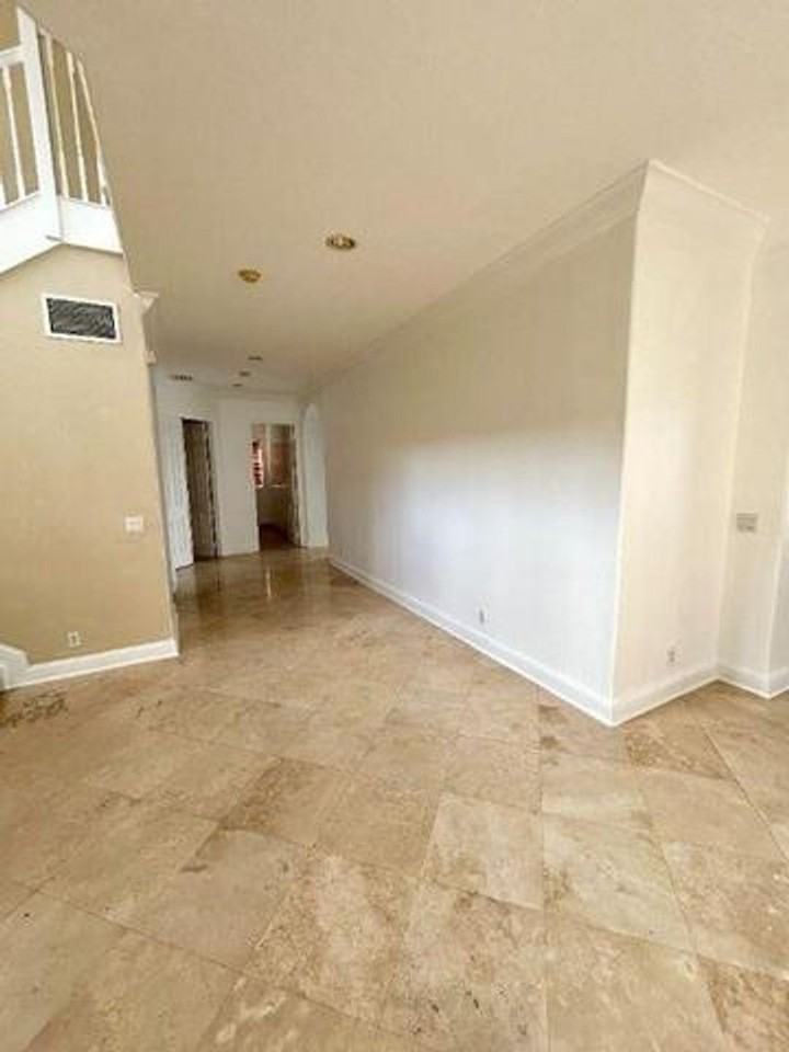 1257 Beacon Cir - Photo 4 of 14