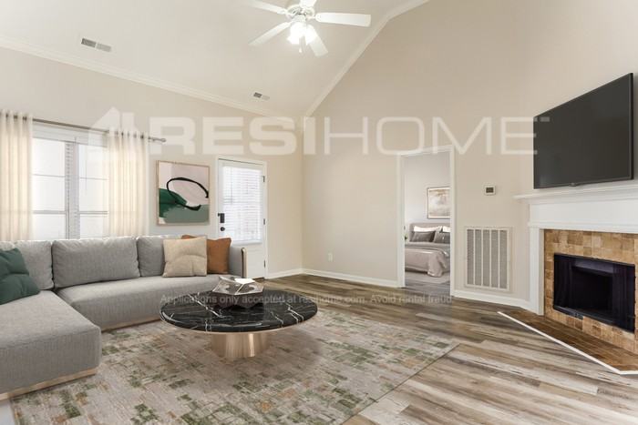 1438 Heather Ln - Photo 5 of 17