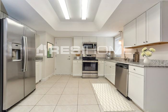 1563 Yvonne St - Photo 2 of 17