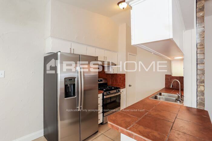 405 Hawthorne Ln - Photo 2 of 19