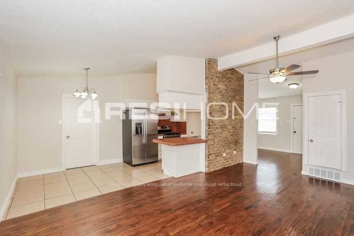 405 Hawthorne Ln - Photo 4 of 19