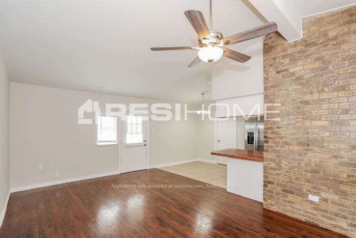 405 Hawthorne Ln - Photo 5 of 19