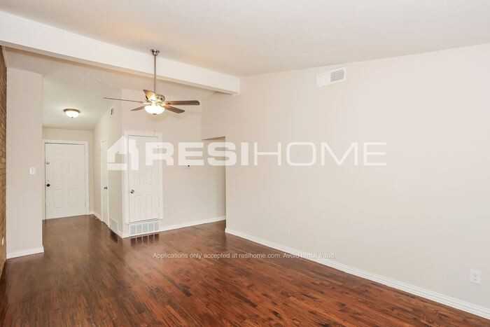 405 Hawthorne Ln - Photo 6 of 19