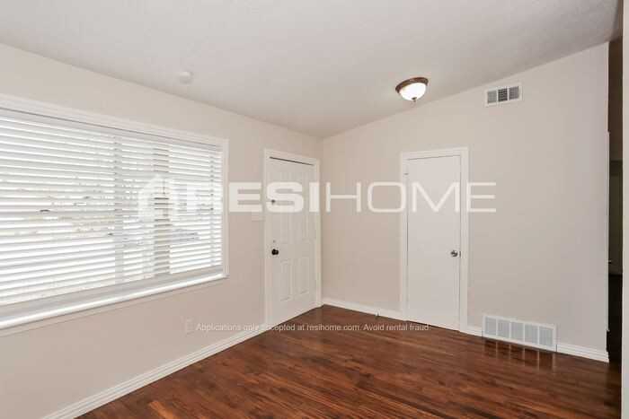 405 Hawthorne Ln - Photo 7 of 19