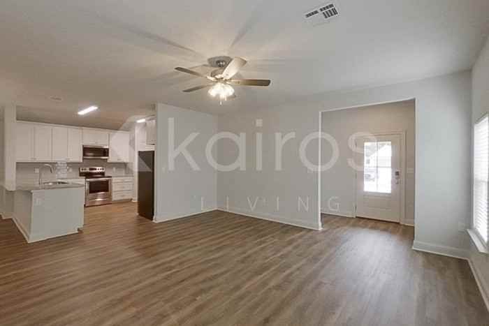 8040 Hendrick Dr - Photo 4 of 21