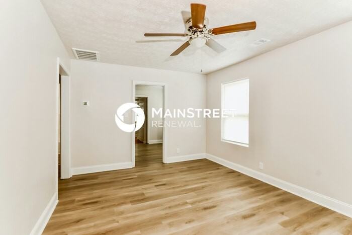 3818 Bank St - Photo 5 of 16