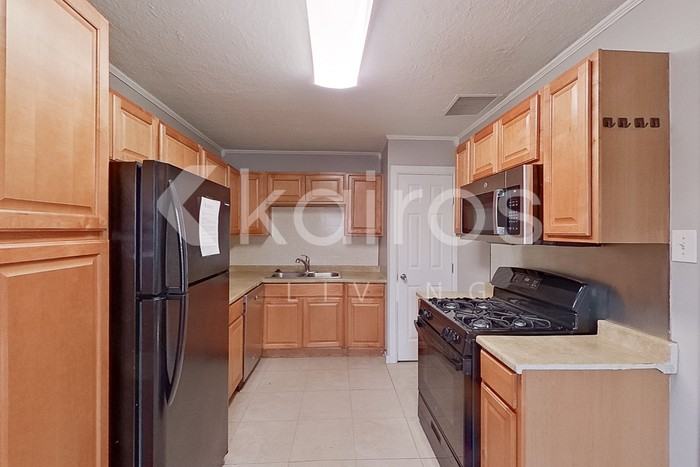 3415 S Hughes St - Photo 5 of 21