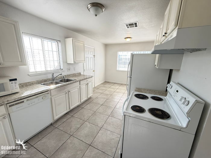 400 Duchess Ave - Photo 2 of 11