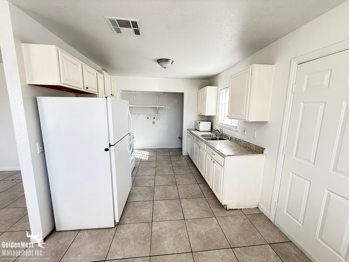 400 Duchess Ave - Photo 4 of 11