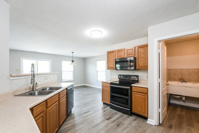 7587 Charlotte Dr - Photo 3 of 10