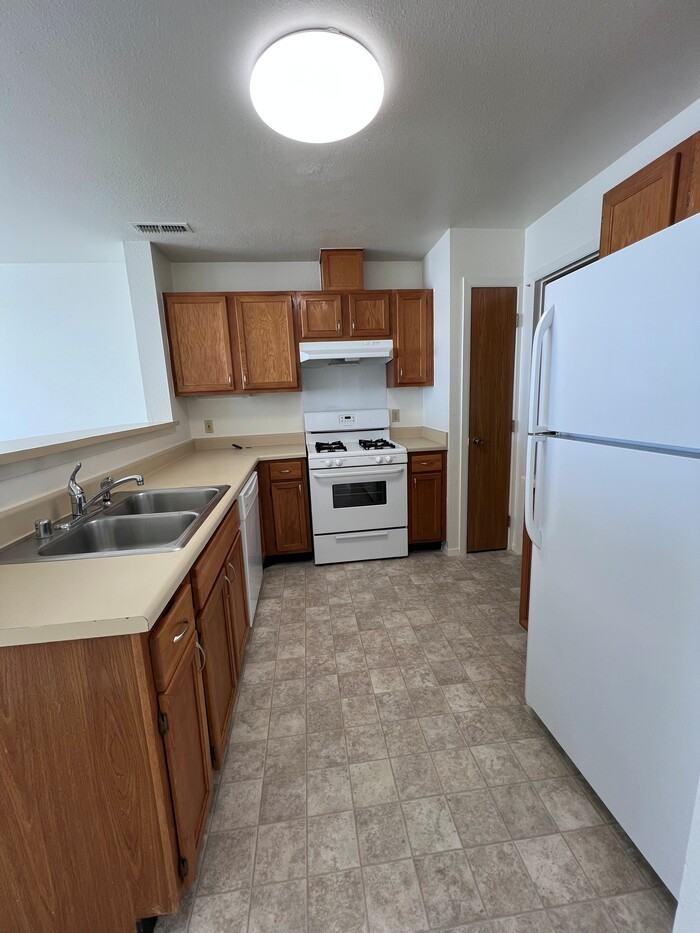 367 Mickelson Ct - Photo 3 of 6