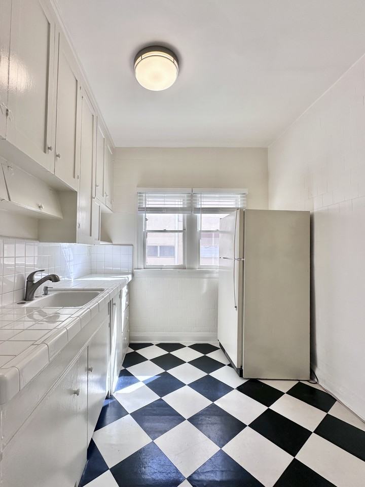 832 N Edinburgh Ave #1 - Photo 4 of 10