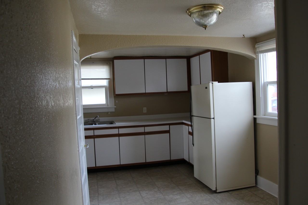 1749 S Poplar St #NA - Photo 2 of 7