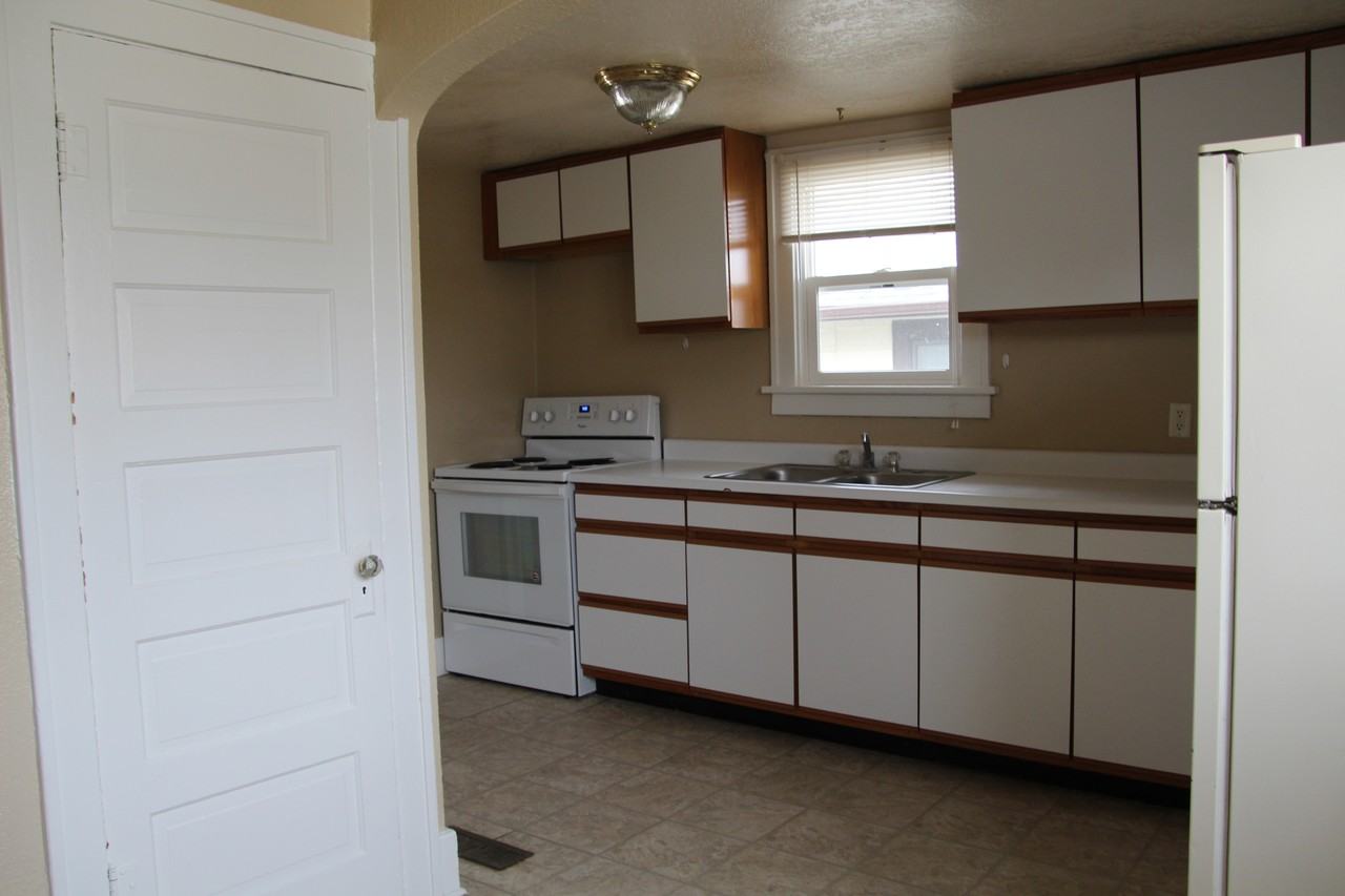 1749 S Poplar St #NA - Photo 3 of 7