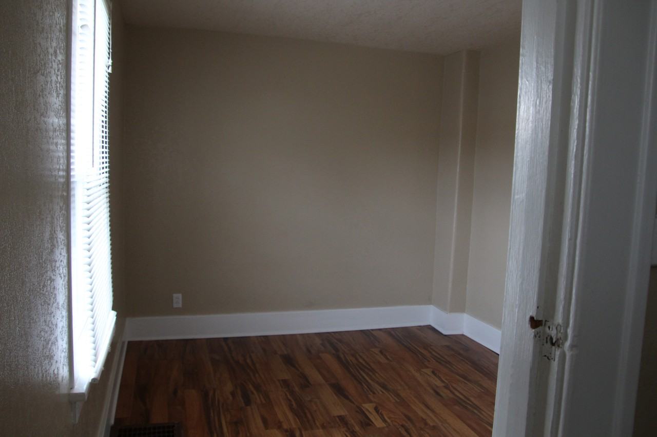 1749 S Poplar St #NA - Photo 6 of 7