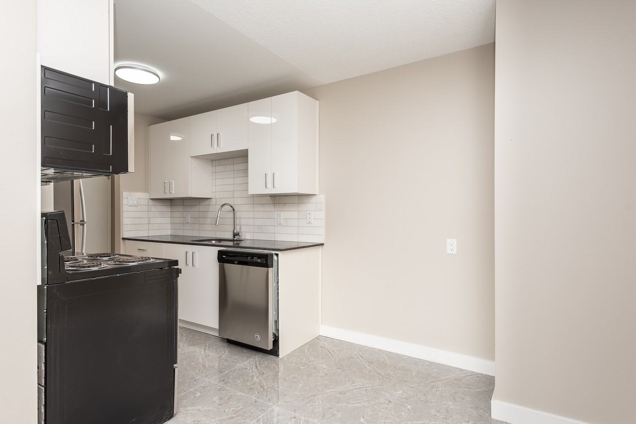 Saxon - Photo 4 of 9