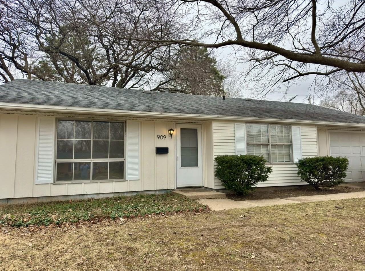 909 Hillside Dr - Photo 3 of 20