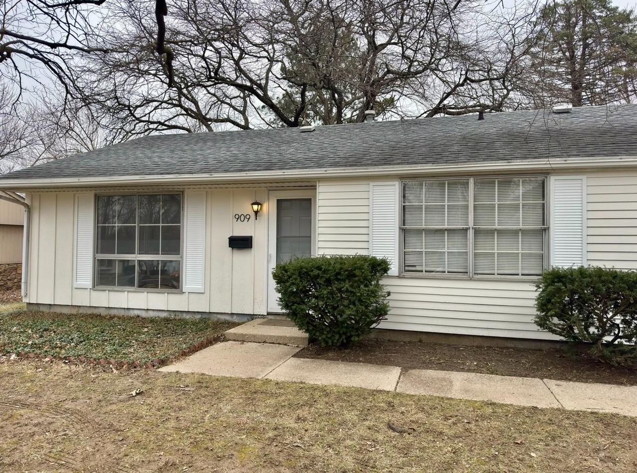 909 Hillside Dr - Photo 4 of 20