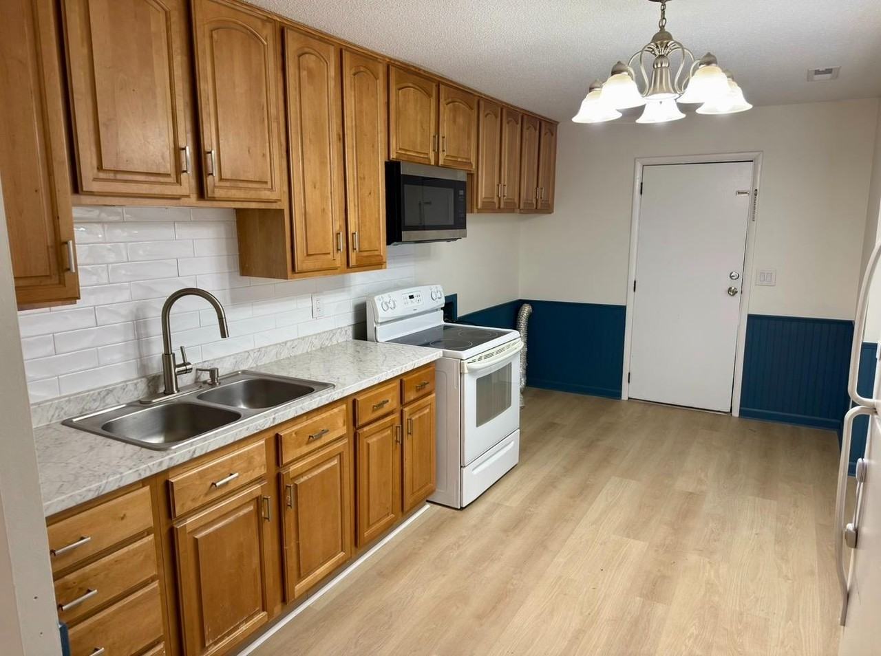 909 Hillside Dr - Photo 5 of 20