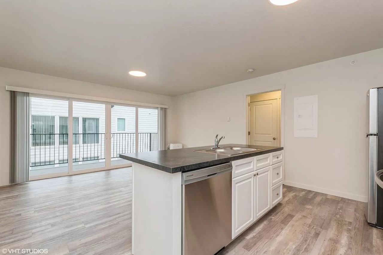 128 East Evergreen Drive - Photo 4 of 26