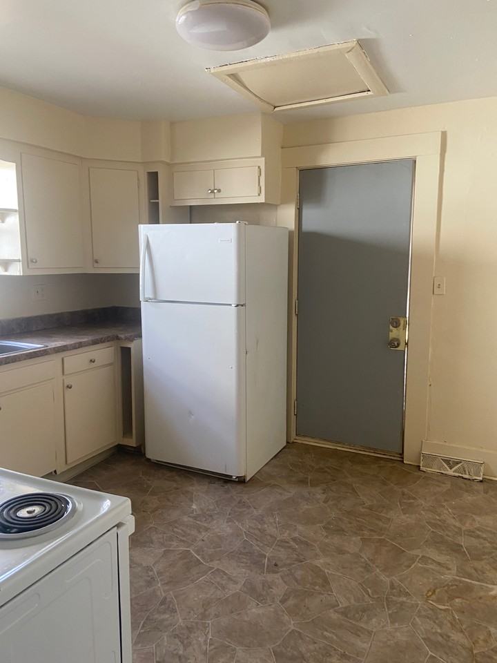 1033 1st St - Photo 2 of 8