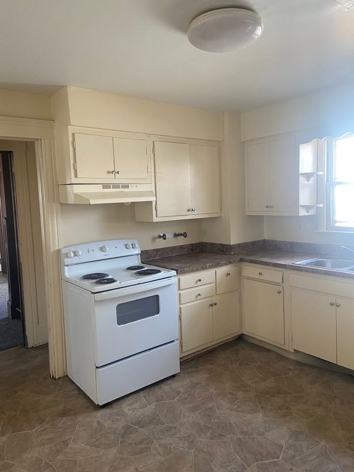 1033 1st St - Photo 4 of 8