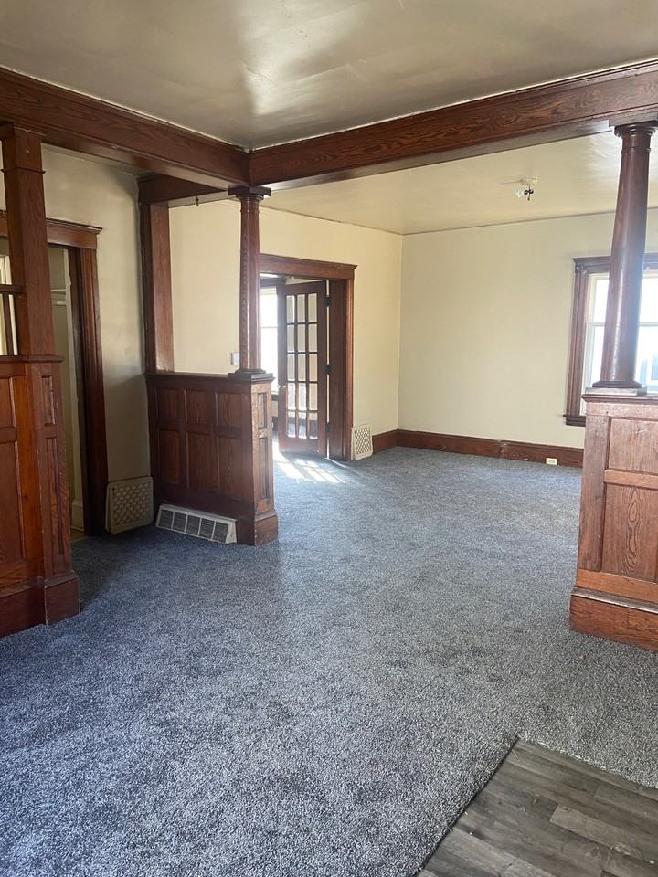 1033 1st St - Photo 5 of 8