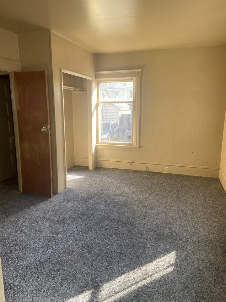 1033 1st St - Photo 7 of 8