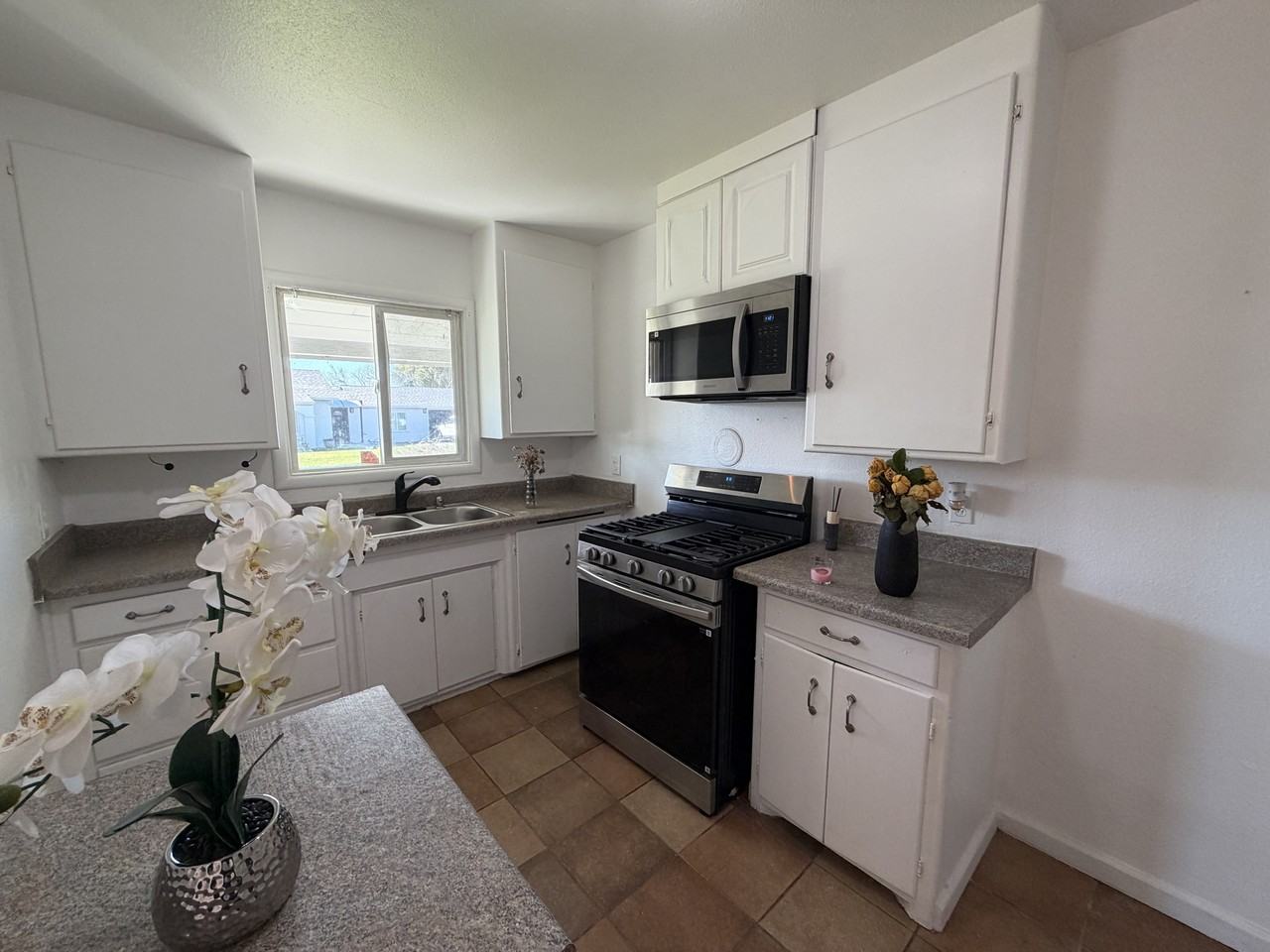 1534 Melrose Ave #1 - Photo 2 of 9