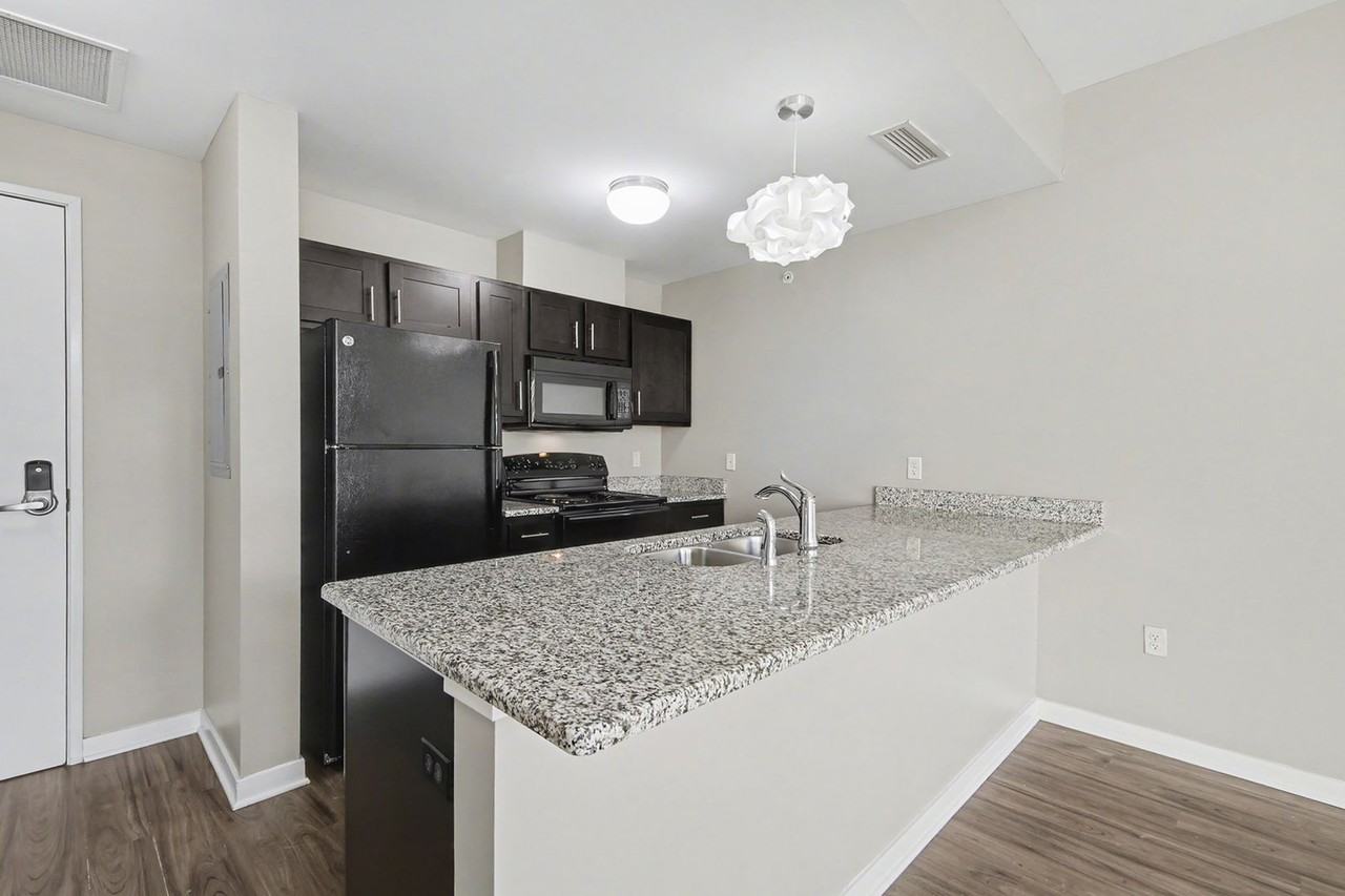 1400 Wealthy SE - Photo 4 of 22