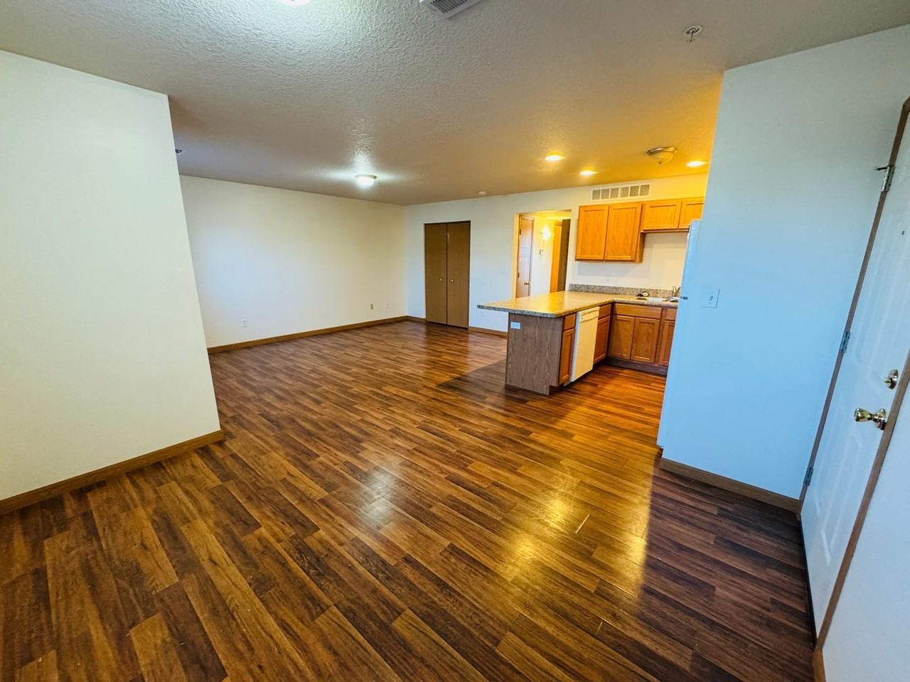 Lakeview Apartments - Photo 4 of 27