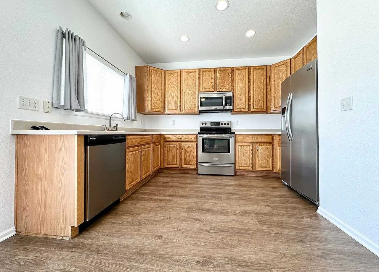 2434 E 127th Pl - Photo 3 of 10